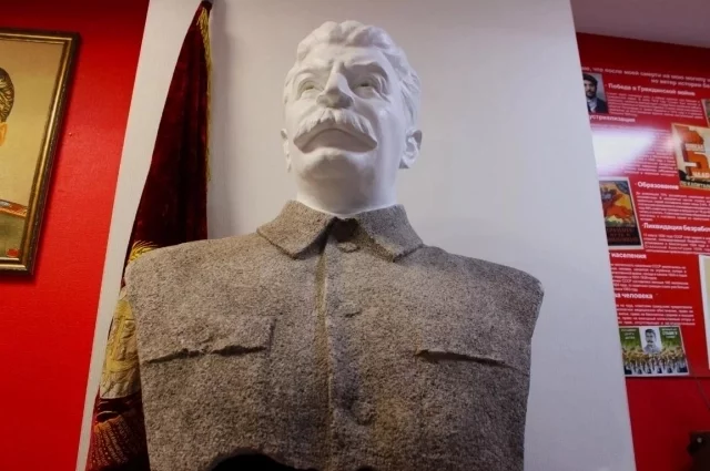 Центральное место в барнаульском  «Сталин-центре» занимает 200-килограммовый бюст Иосифа Сталина.