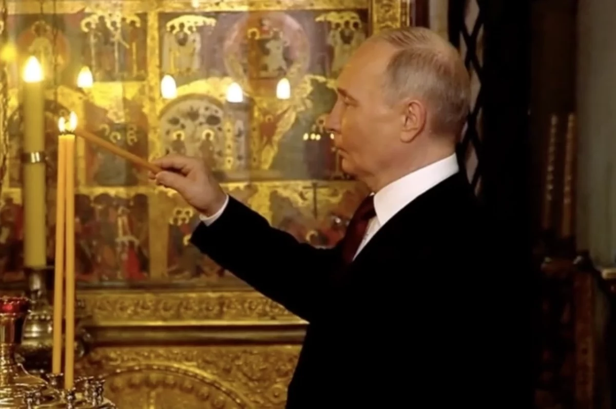 Путин по случаю инаугурации посетил Благовещенский собор, где зажег свечу