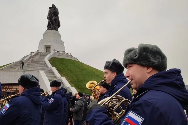 С площади у памятника Воину-освободителю уходили кузбассовцы на СВО, к нему идут туристы.