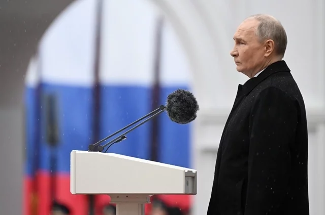 Президент РФ Владимир Путин принимает парад Президентского полка на Соборной площади Кремля после церемонии инаугурации.