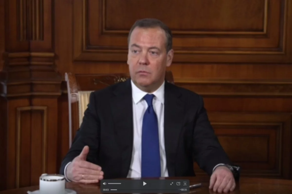 Медведев заявил, что ждет победы России под руководством Путина
