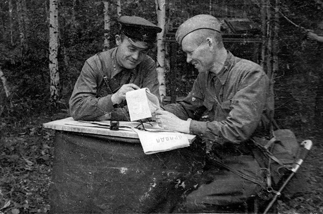 Полковой агитатор, ст. лейтенант Шакир Насыров (слева) и заместитель редактора газеты ст. лейтенант Ахтям Ихсан