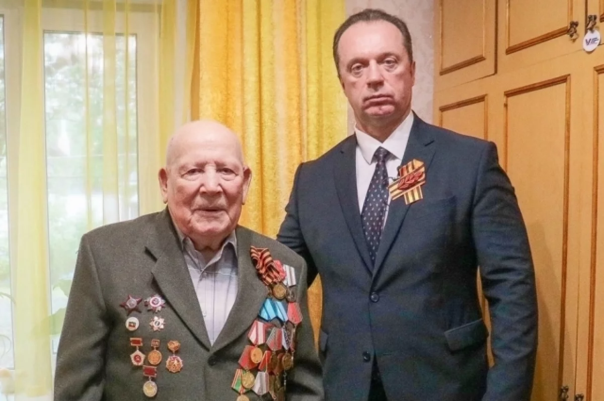 Сергей Антошин навестил брянских ветеранов и поздравил с Днём Победы