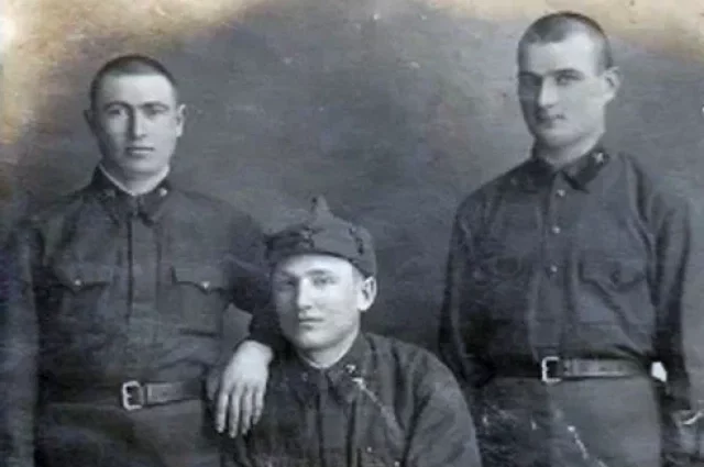 Алексей Хоровлёв (в центре) с боевыми товарищами в военные 1940-е.