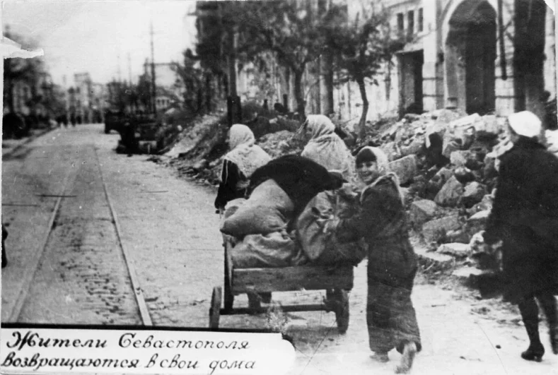 В разрушенный город возвращались люди.