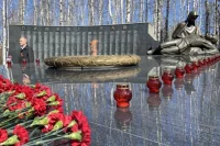 Горожане смогут возложить цветы к Вечному огню Мемориала Славы.