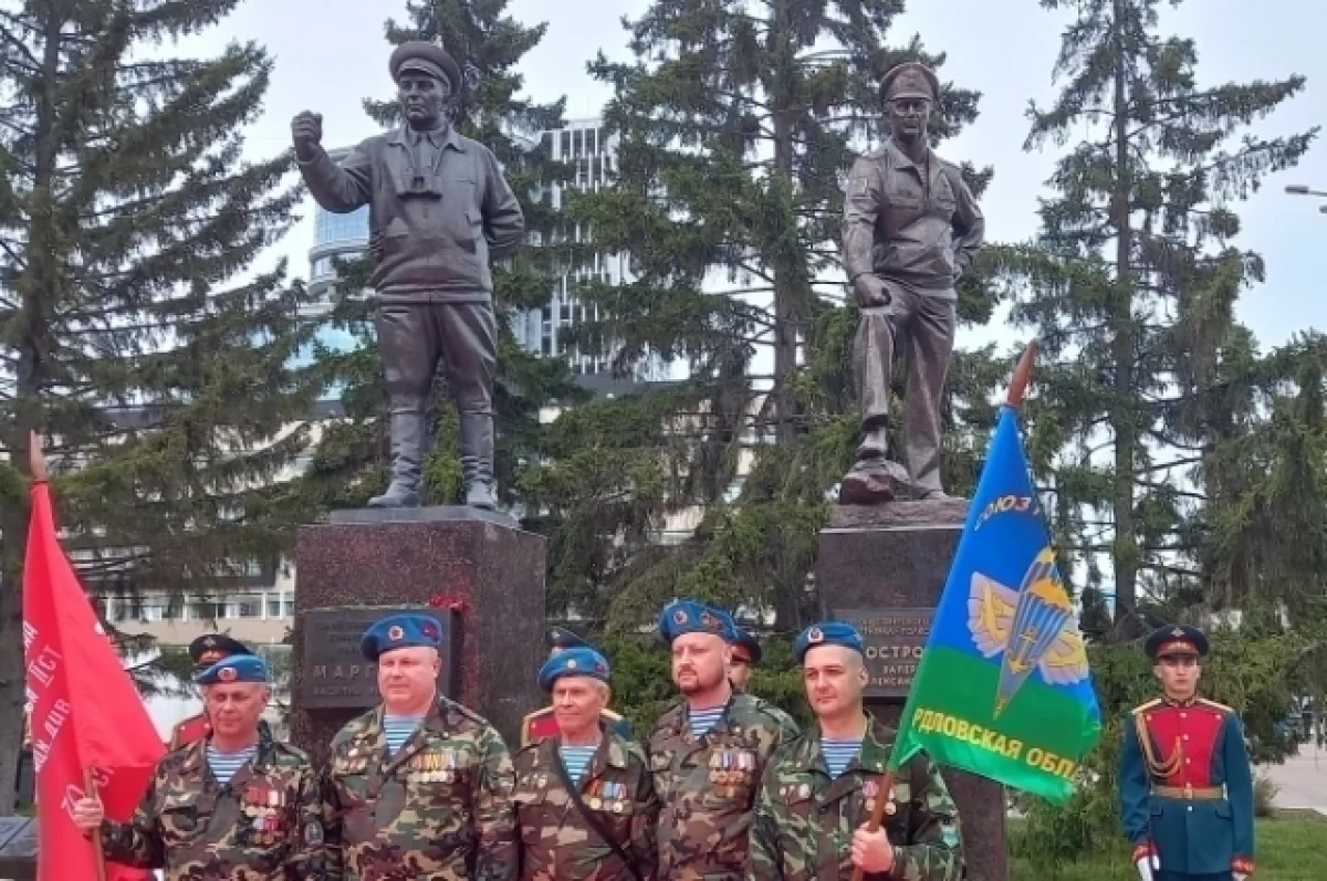 Денис Давыдов ВДВ». На Урале установили первый памятник Валерию Востротину  | АиФ Урал