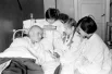 Учащиеся школы №82 беседуют с раненым находящимся на излечении в госпитале Куйбышева. 1942 год