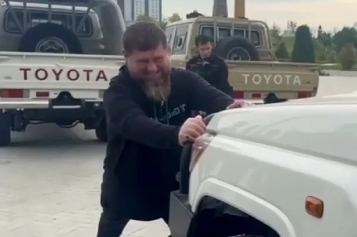 Помощник главы Чечни показал кадры, как Кадыров тянет Toyota Land Cruiser
