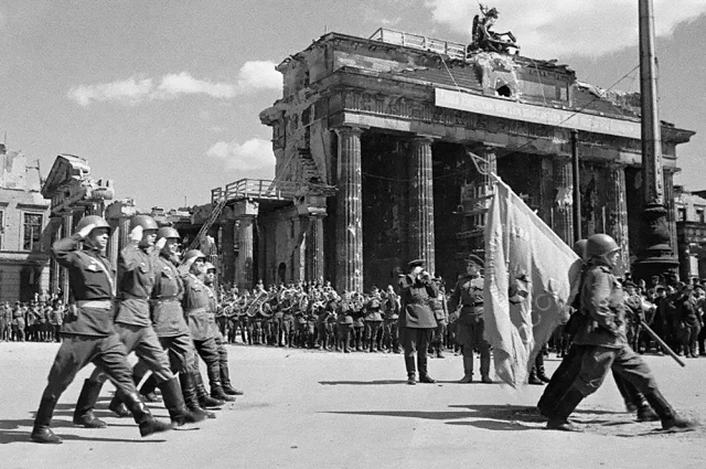 Парады Победы в 1945 году: Берлин и Москва
