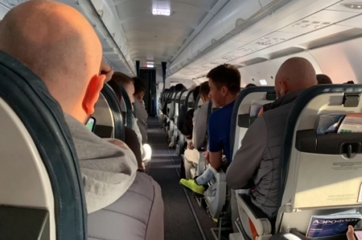 Пассажир рейса Ереван  Москва попытался открыть дверь во время полета