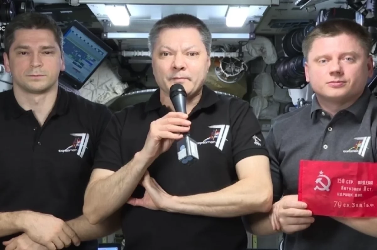Космонавты с борта МКС поздравили россиян с Днем Победы