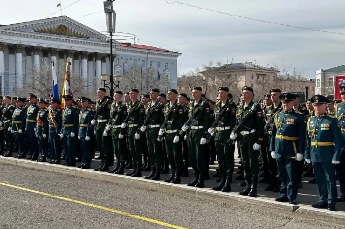 Порядка 100 участников спецоперации прошли на параде в Чите | АиФ Чита