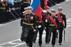 Знамя Победы и российский флаг перед парадом.