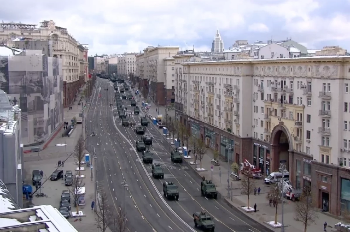 Военная техника парада Победы выдвинулась на Красную площадь в Москве