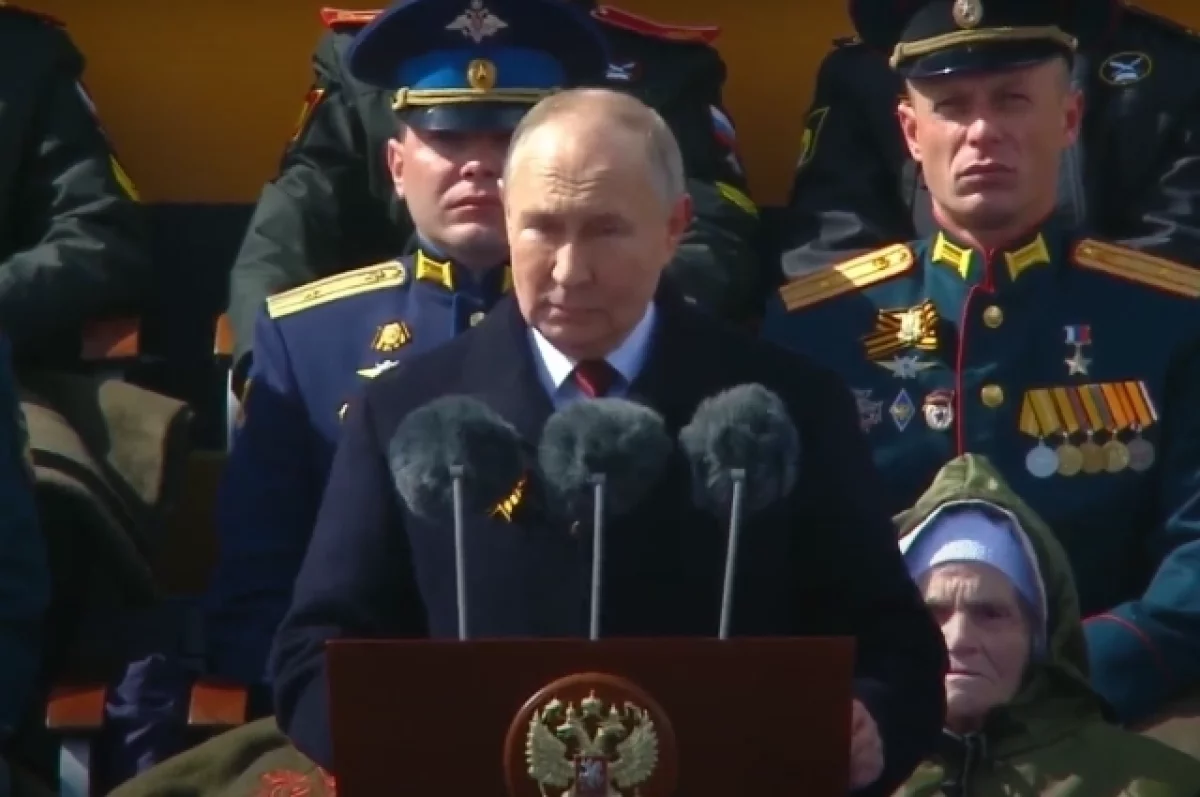 Путин принимает парад Победы на Красной площади