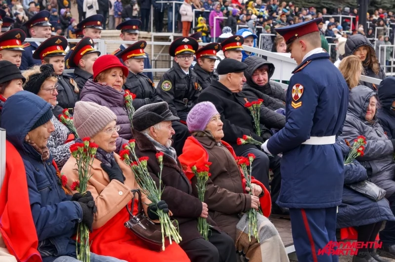 Среди почётных гостей парада – ветераны и участники СВО.