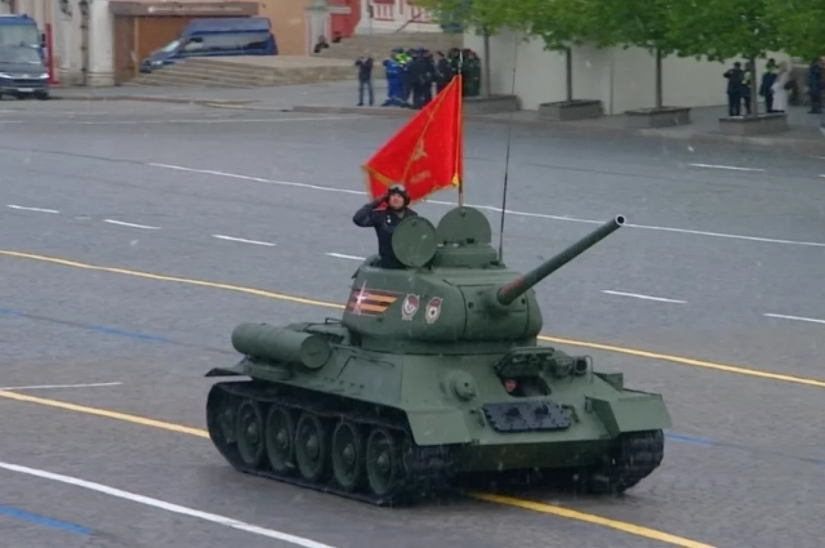 Парад военной техники на Красной площади традиционно открыл танк Т-34