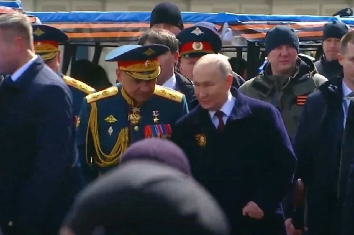 Путин и Шойгу коротко пообщались после парада Победы