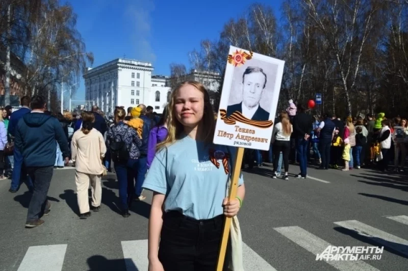 Некоторые кемеровчане ждали начала шествия с портретами своих героев.