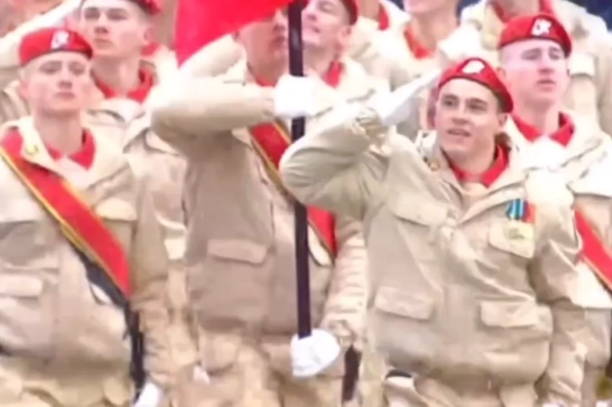 Гимнаст Нагорный возглавил колонну «Юнармии» на параде Победы в Москве