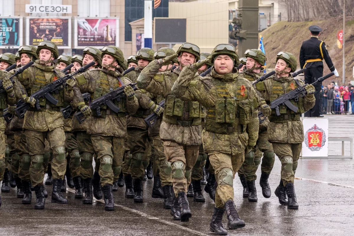 Бойцы СВО на параде вынесли знамена частей, освободивших Донецк и Одессу0