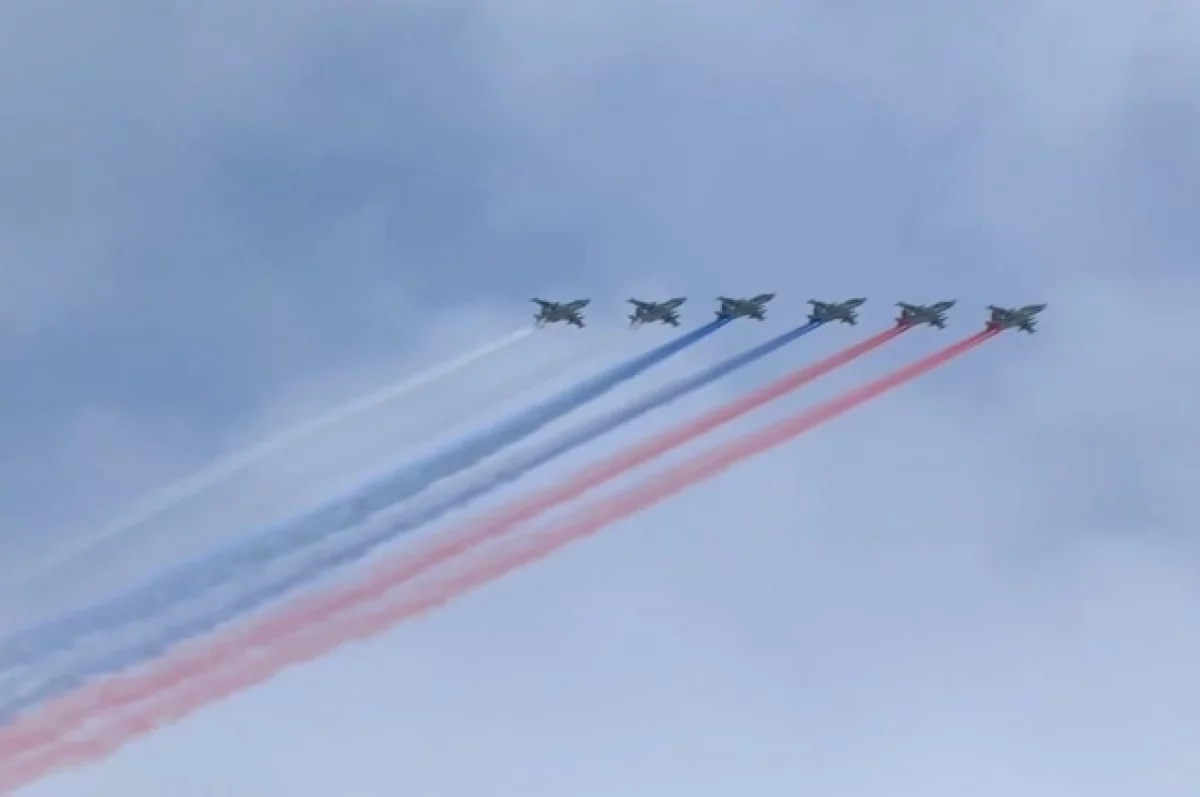 Авиация окрасила небо над Красной площадью в цвета российского флага