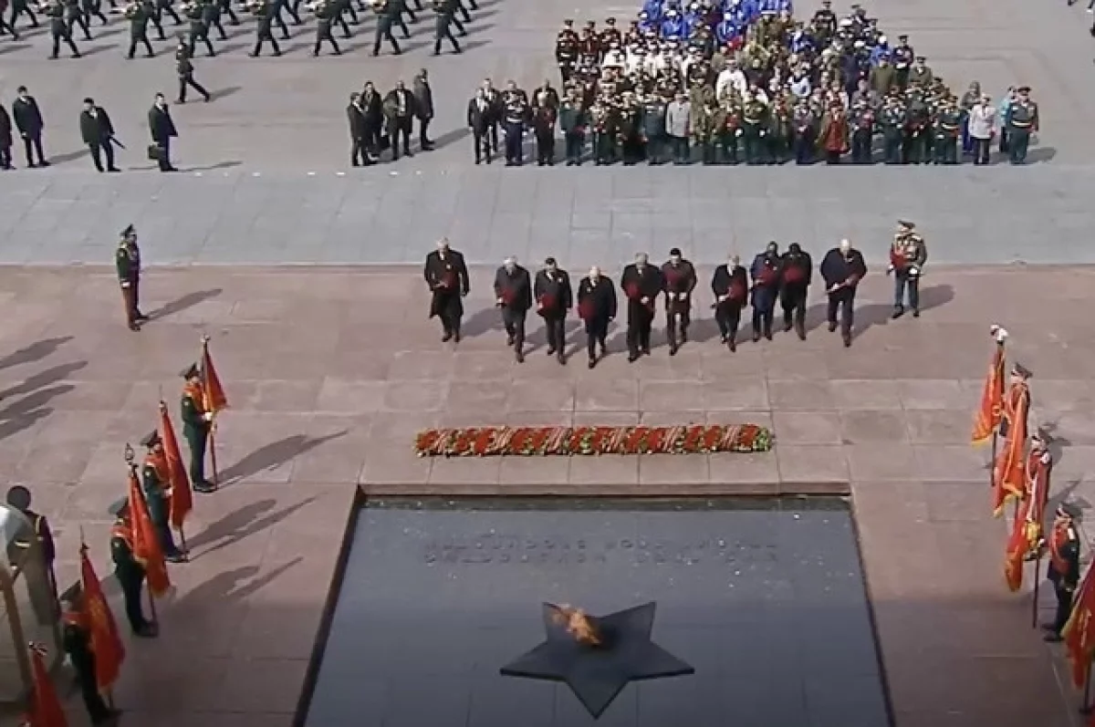 Путин после парада Победы возложил цветы к Могиле Неизвестного Солдата