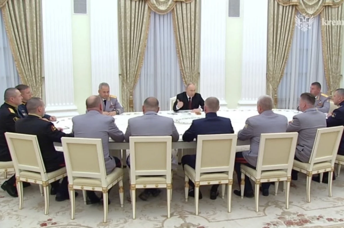 Путин встретился с командирами подразделений, участвующих в СВО на Украине0