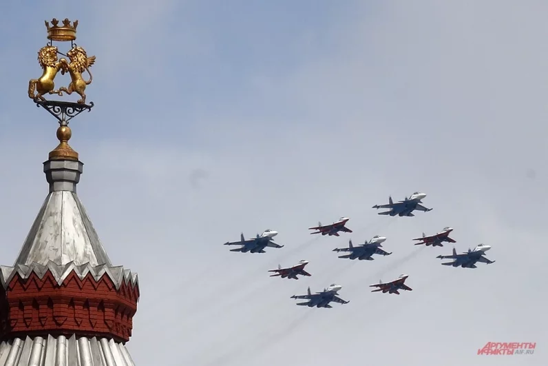Строй «кубинский бриллиант» из истребителей МиГ-29 и Су-30СМ пилотажных групп «Русские витязи» и «Стрижи».