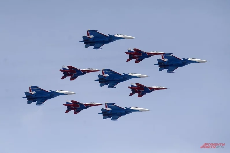 Строй «кубинский бриллиант» из истребителей МиГ-29 и Су-30СМ пилотажных групп «Русские витязи» и «Стрижи».