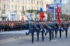 Торжественное шествие с флагом России и Знаменем Победы.