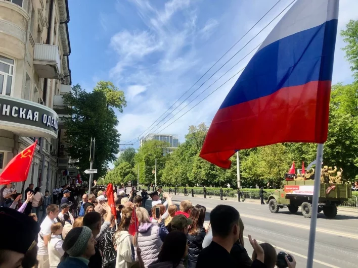 В этом году парад на Театральной прошел без зрителей, зато вдоль Садовой  всем места хватило.