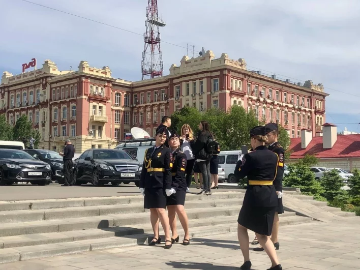 После парада ростовским красавицам можно и расслабиться для торжественного селфи на Театральной площади.