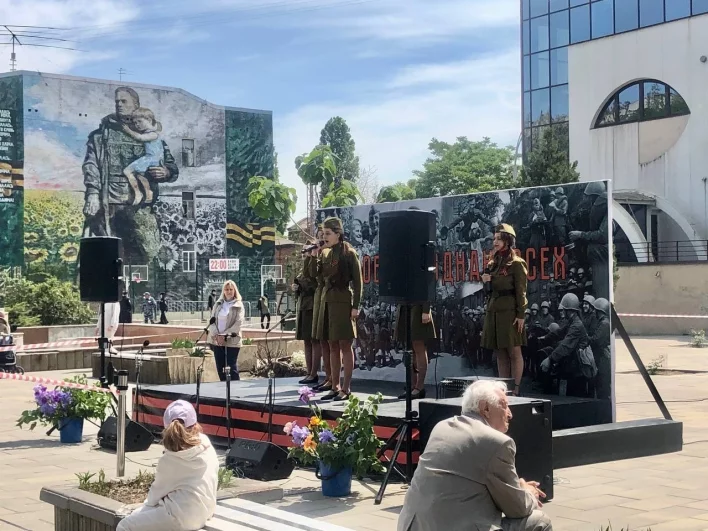 У филармонии на импровизированной сцене у мурала с изображением статуи Героя-Победителя в Трептов-парке (кстати, фигуру отреставрировали и восстановили на днях).