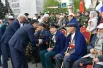 Парад Победы прошёл в Кызыле, но в более скромной обстановке. Глава Тувы Владислав Ховалыг пожимает руки ветеранам.