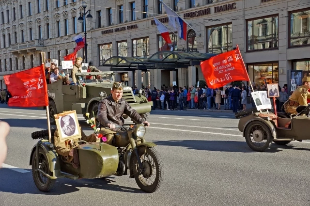 Петербуржцы вышли с портретами Бессмертного полка, несмотря на отмену акции  | АиФ Санкт-Петербург