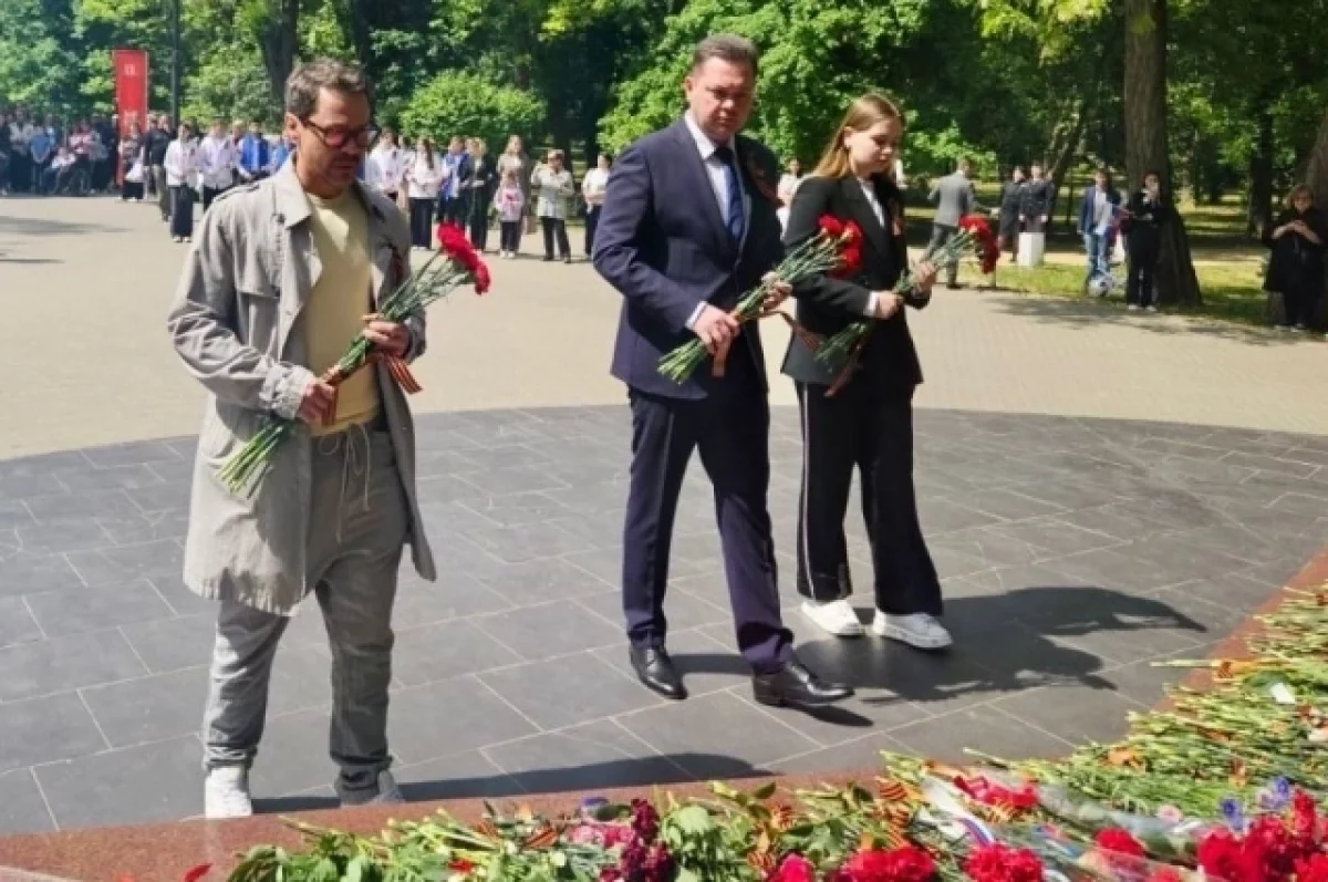 Российский актёр Павел Деревянко возложил цветы к Вечному огню в Таганроге