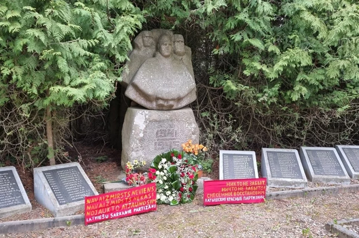 Ничто не забыто. В Латвии несут цветы к памятникам ВОВ, не смотря на угрозы