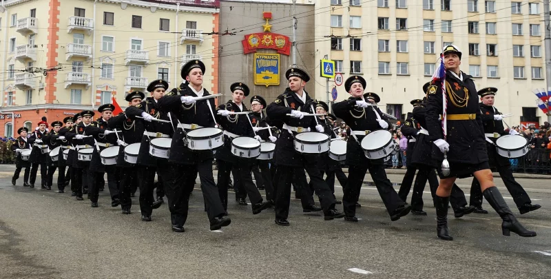 Парад открывает сводная рота барабанщиков Мурманского филиала Нахимовского училища. Юные музыканты задают темп и ритм движения парадных расчётовю