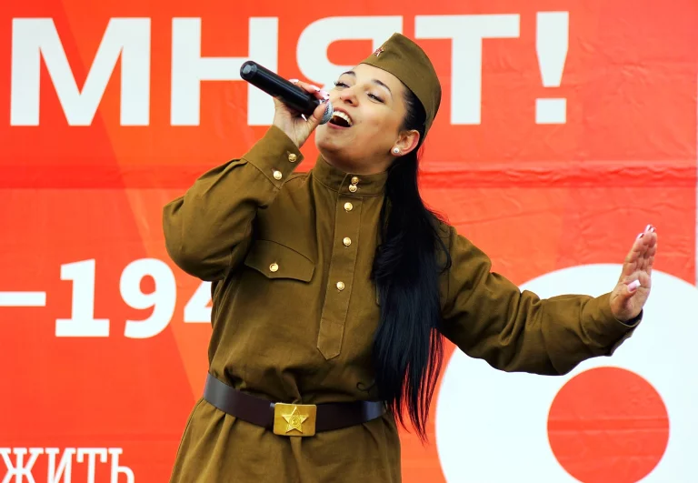 Во всех районах Мурманска звучали военные песни.