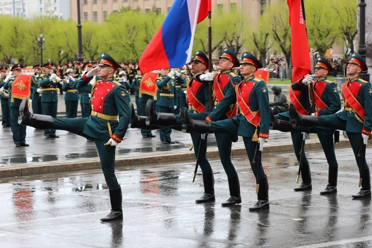 Более 150 тысяч человек приняли участие в военных парадах в РФ