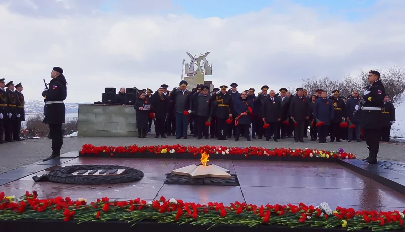 Праздничные мероприятия продолжились на территории мемориала «Защитникам Советского Заполярья в годы Великой Отечественной войны». 