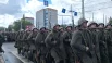 Участники одной из парадных коробок прошли в одежде, напоминающей ту, что носили солдаты в Великую Отечественную войну.