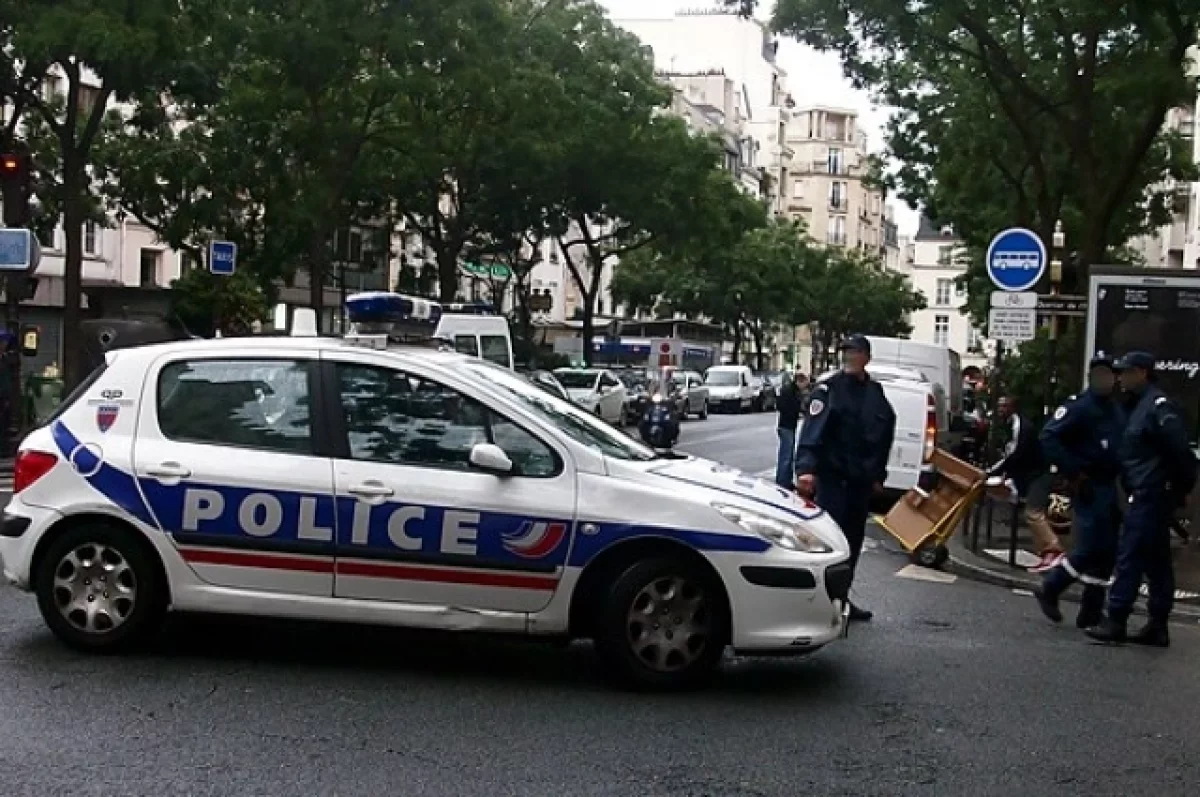 BFMTV: в Париже мужчина отобрал оружие у полицейских и ранил двух силовиков