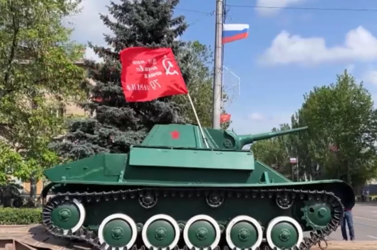 Восстановленный советский танк Т-70 прошел своим ходом по центру Мелитополя