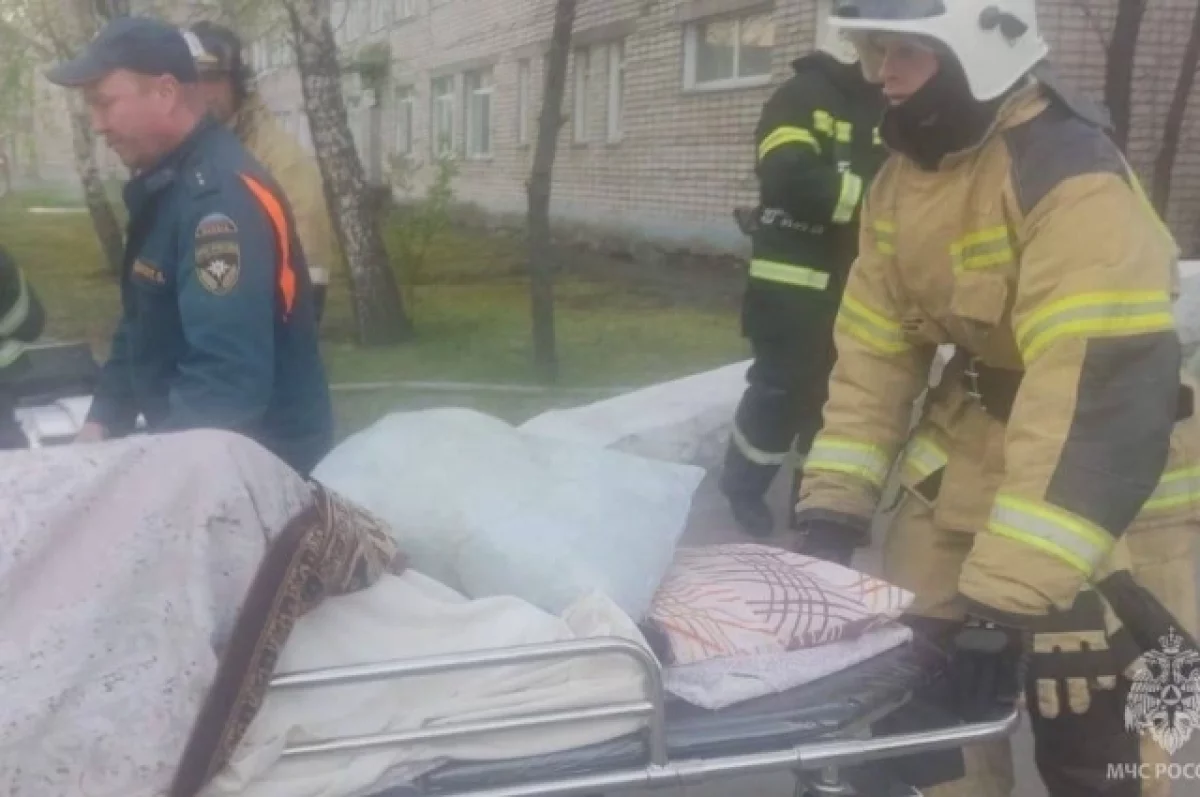Больше 40 человек спасли пожарные из Бийской городской больницы