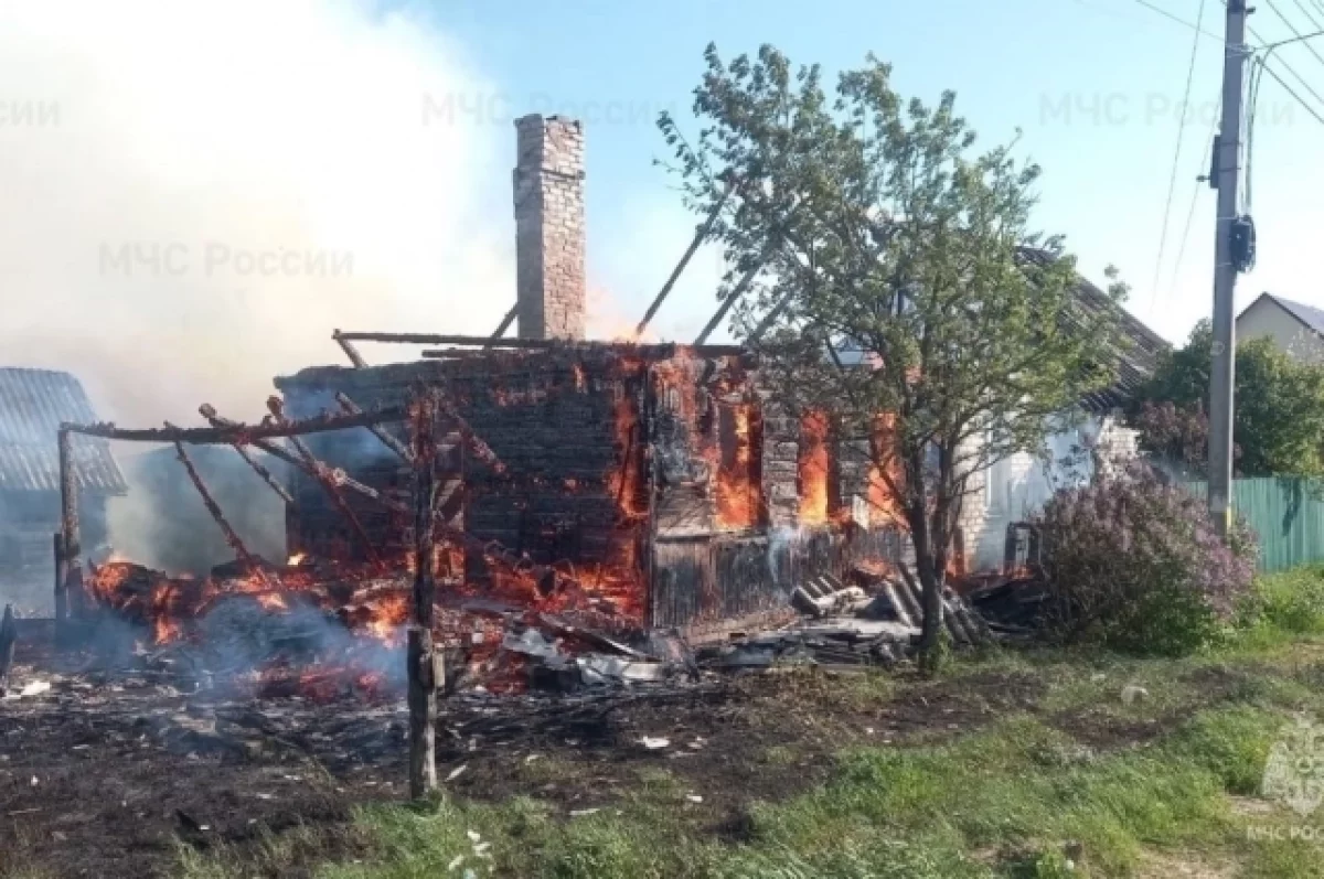Сотрудники МЧС 9 мая потушили пожар в жилом доме в брянском поселке Латыши