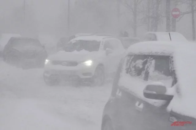 Водителей Кировской области призвали либо не выезжать на личных машинах, либо быть максимально осторожными