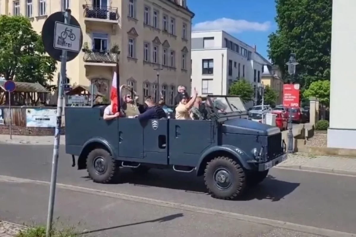 В ФРГ мужчины катались на военном авто и показывали нацистское приветствие